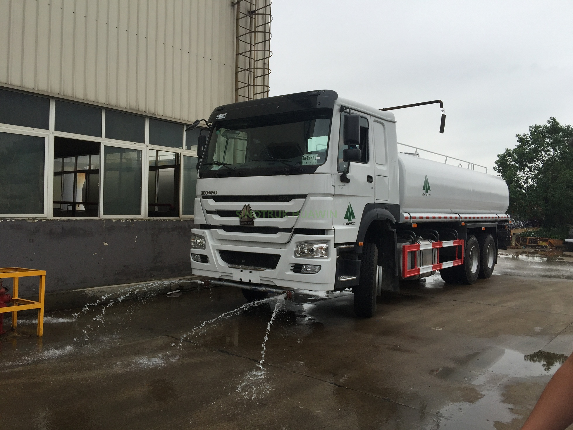Camión rociador de agua SINOTRUK 6X4 20000 litros