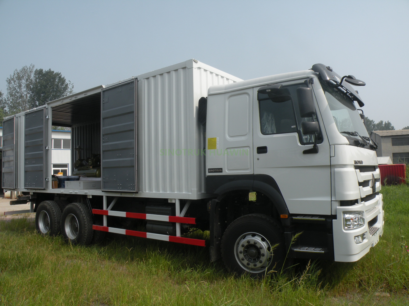 Camión taller SINOTRUK HOWO 6×4
