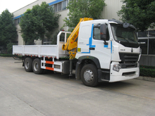 Camión SINOTRUK HOWO A7 6x4 con grúa XCMG 14T