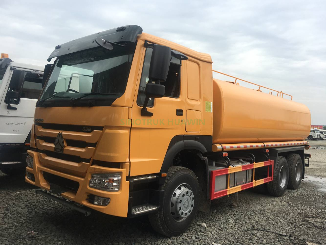 Camión rociador de agua HOWO 6x4 2000 litros
