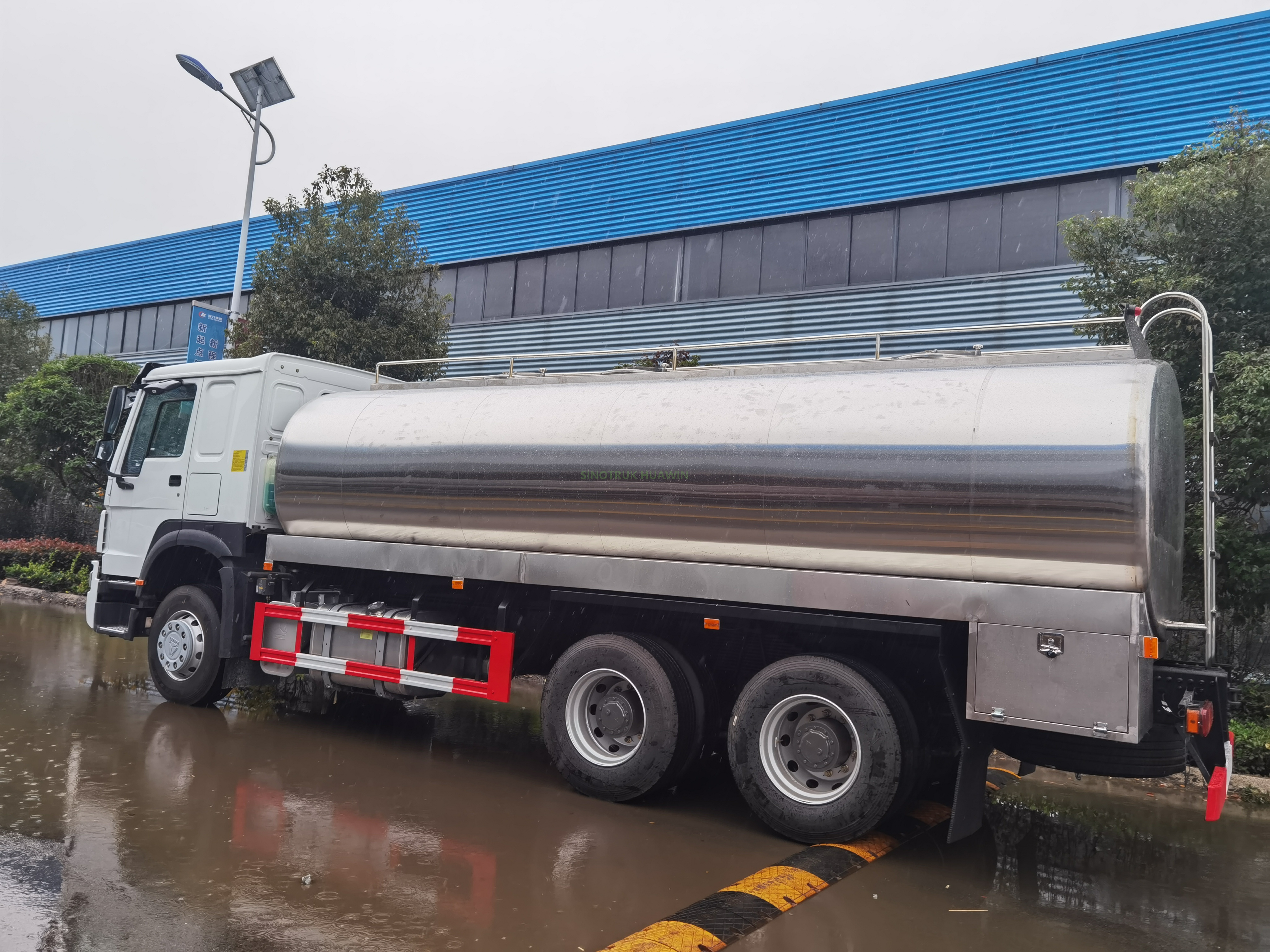 Camión de transporte y almacenamiento de leche SINOTRUK HOWO 6X4