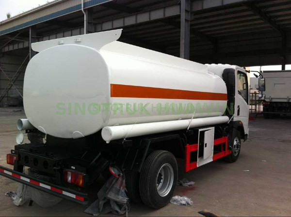 Camión de reabastecimiento de combustible SINOTRUK HOWO 4X2