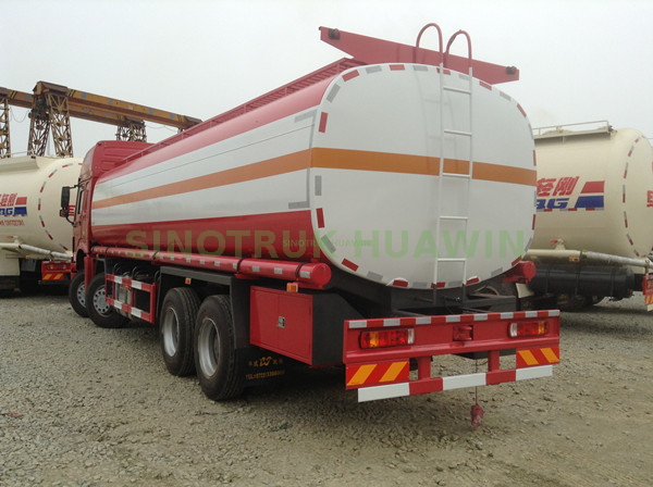 Camión cisterna de combustible de aceite SINOTRUK HOWO 8X4 en venta