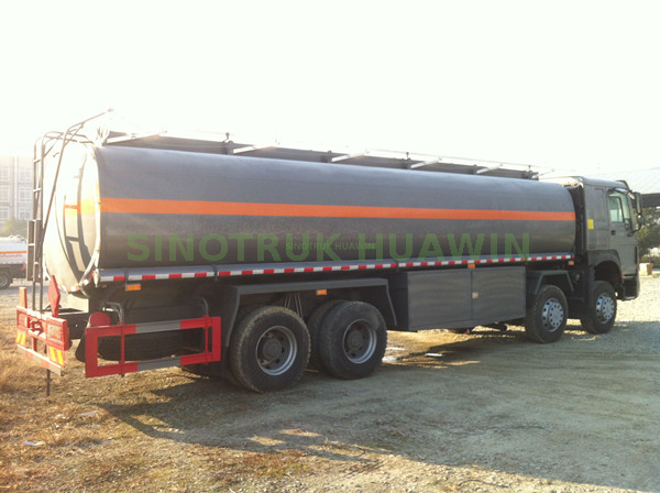 Camión cisterna de combustible SINOTRUK HOWO 8X4