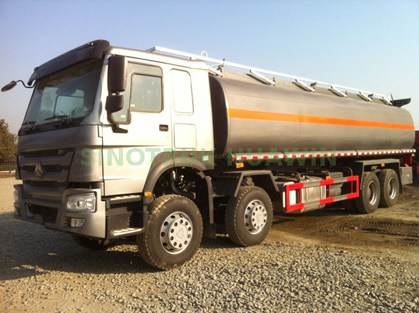 SINOTRUK HOWO 8X4 Camión cisterna de combustible de 30000 litros